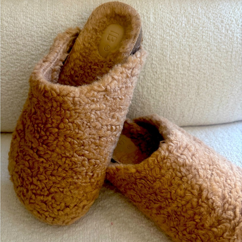 Intentionally Blank Après Shearling Slipper in Camel Size 8/Narrow
